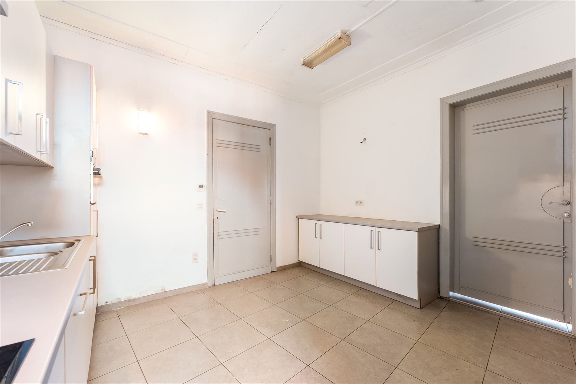 HANDELSPAND 111M2 MET WOONST 199M2 OP PERFECTE LOCATIE MET ENORME VISIBILITEIT! foto 10