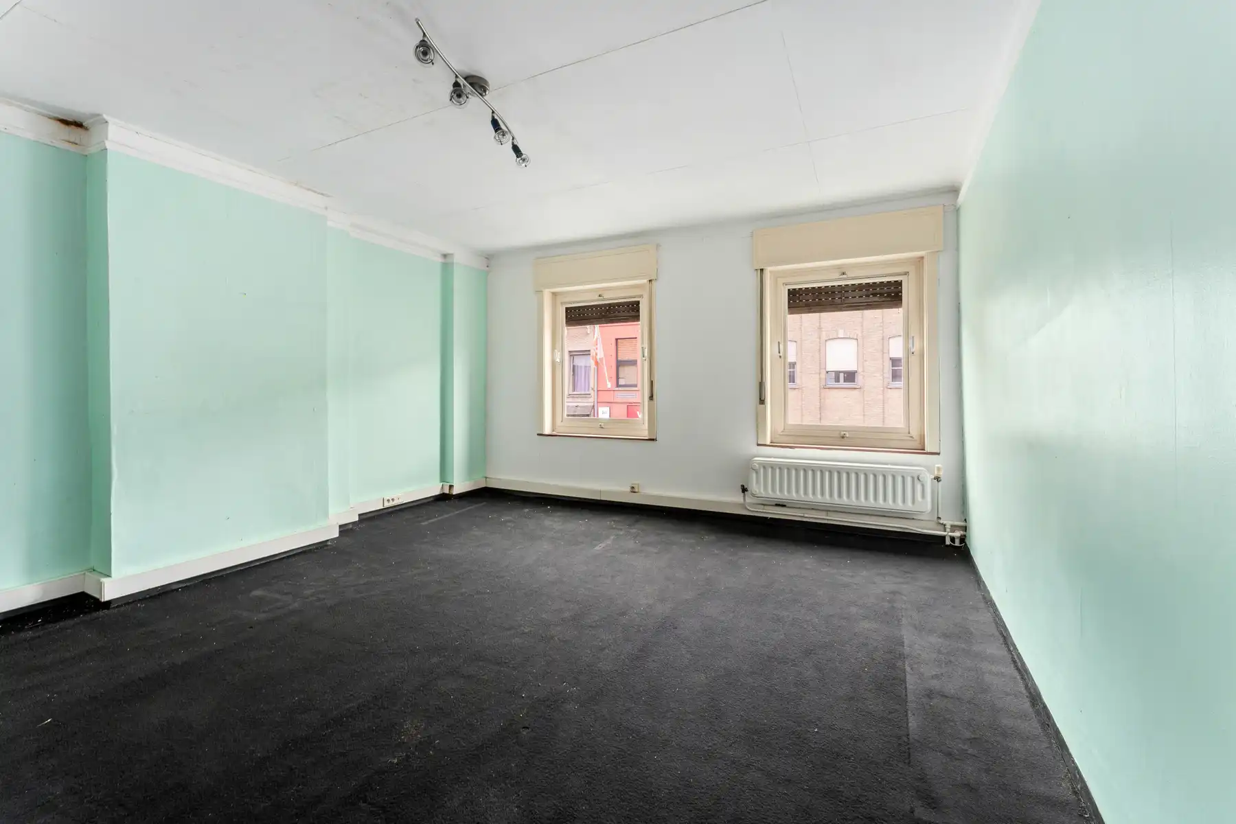 Ruime te renoveren woning met garage in centrum Kortemark foto 8