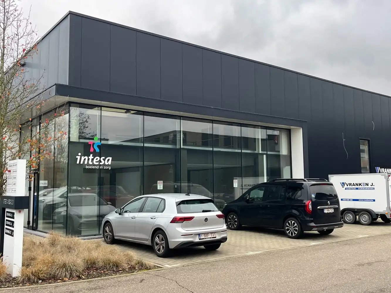 Bedrijfshal met kantoor foto 6