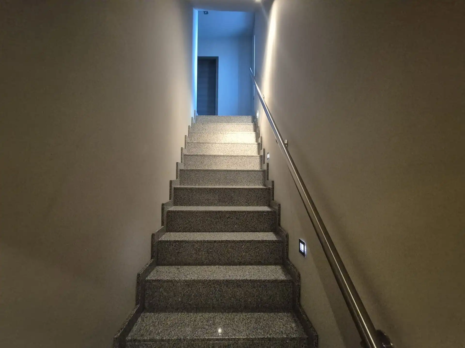 Instapklaar lichtrijk appartement met dakterras boven bakkerij “Hoste”. foto 24