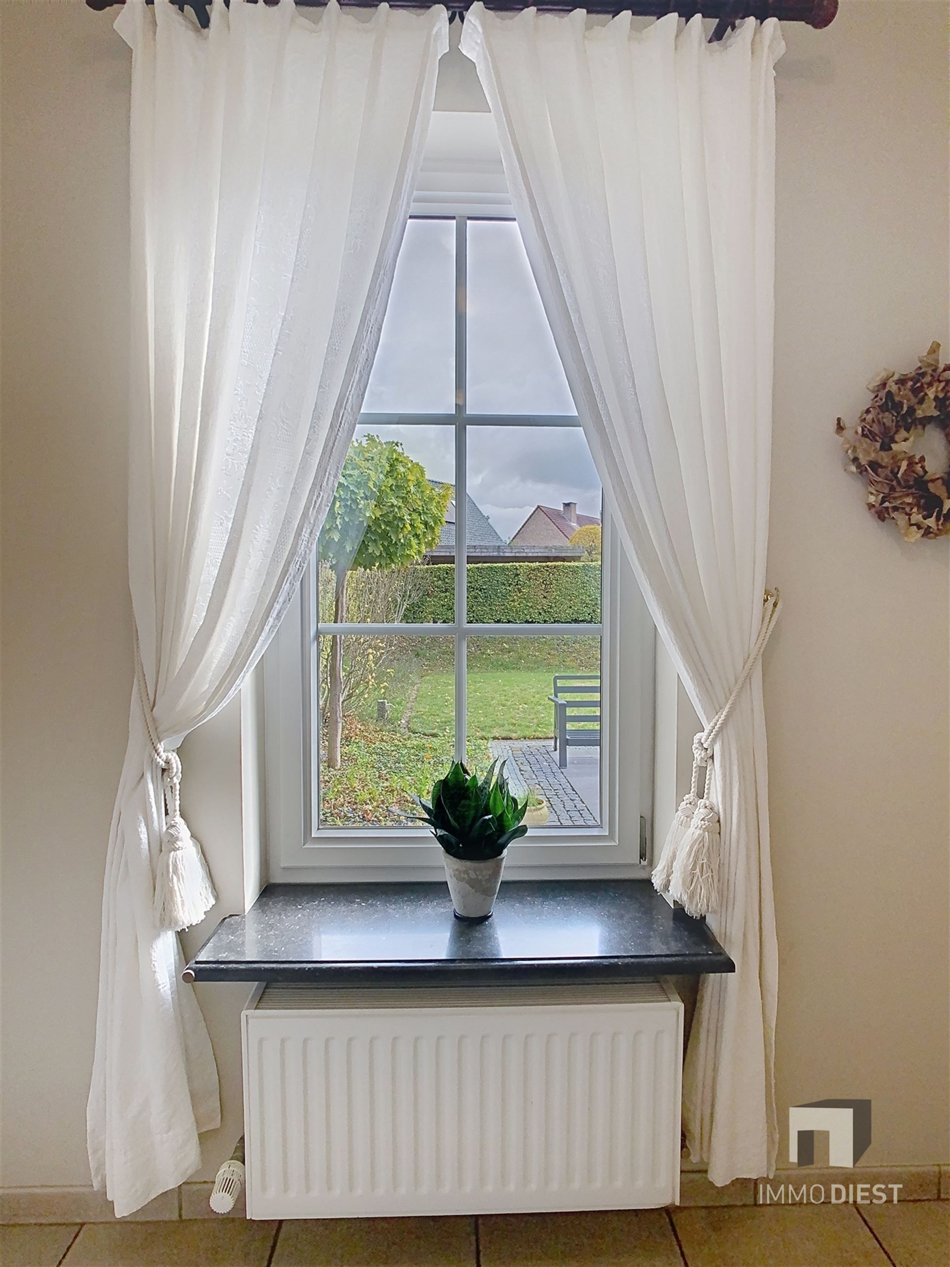 Ontdek deze solide, karaktervolle woning in Veerle met een zeer gunstige ligging op 10 are. foto 16