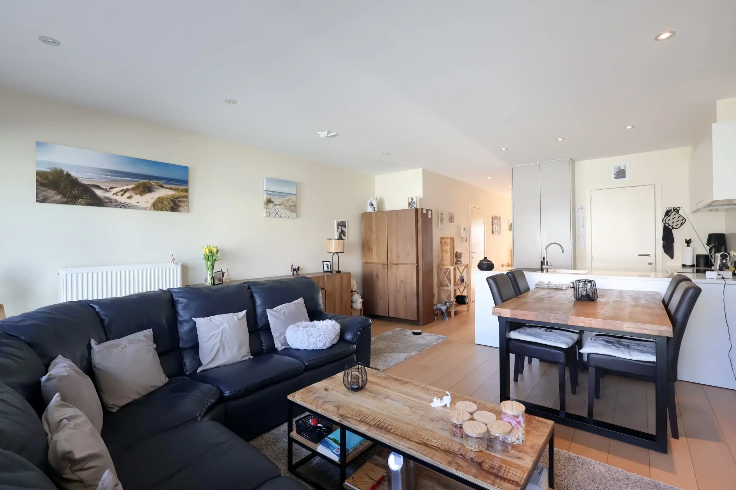 Modern appartement met 2 slaapkamers en parking te Oostduinkerke foto {{pictureIndex}}