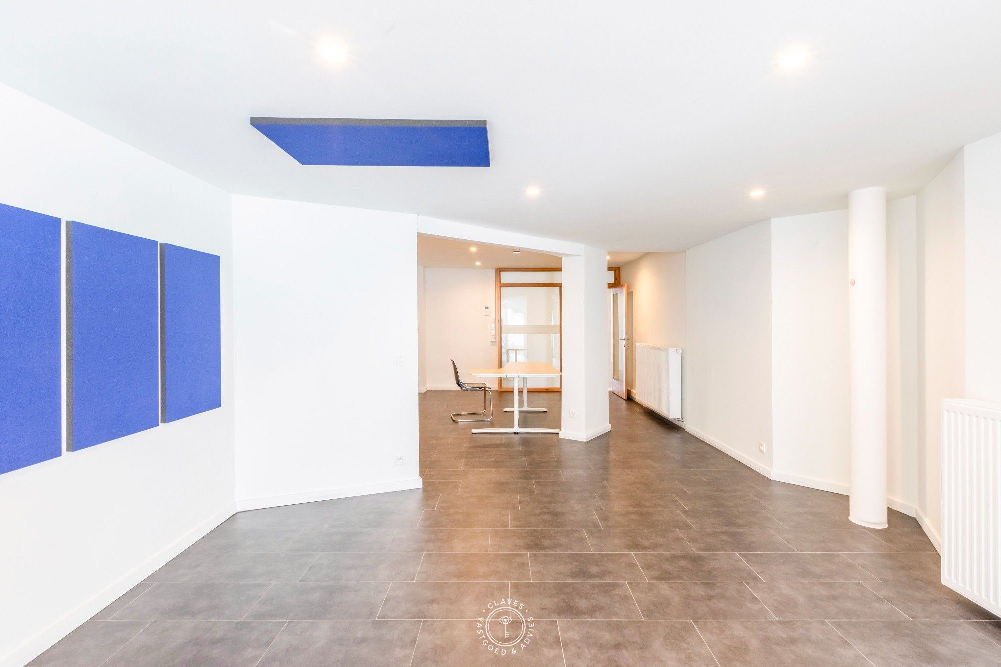 Totaal gerenoveerd handelspand met wachtruimte en buitenruimte – instapklaar kantoor of praktijk in de Stationsstraat foto {{pictureIndex}}