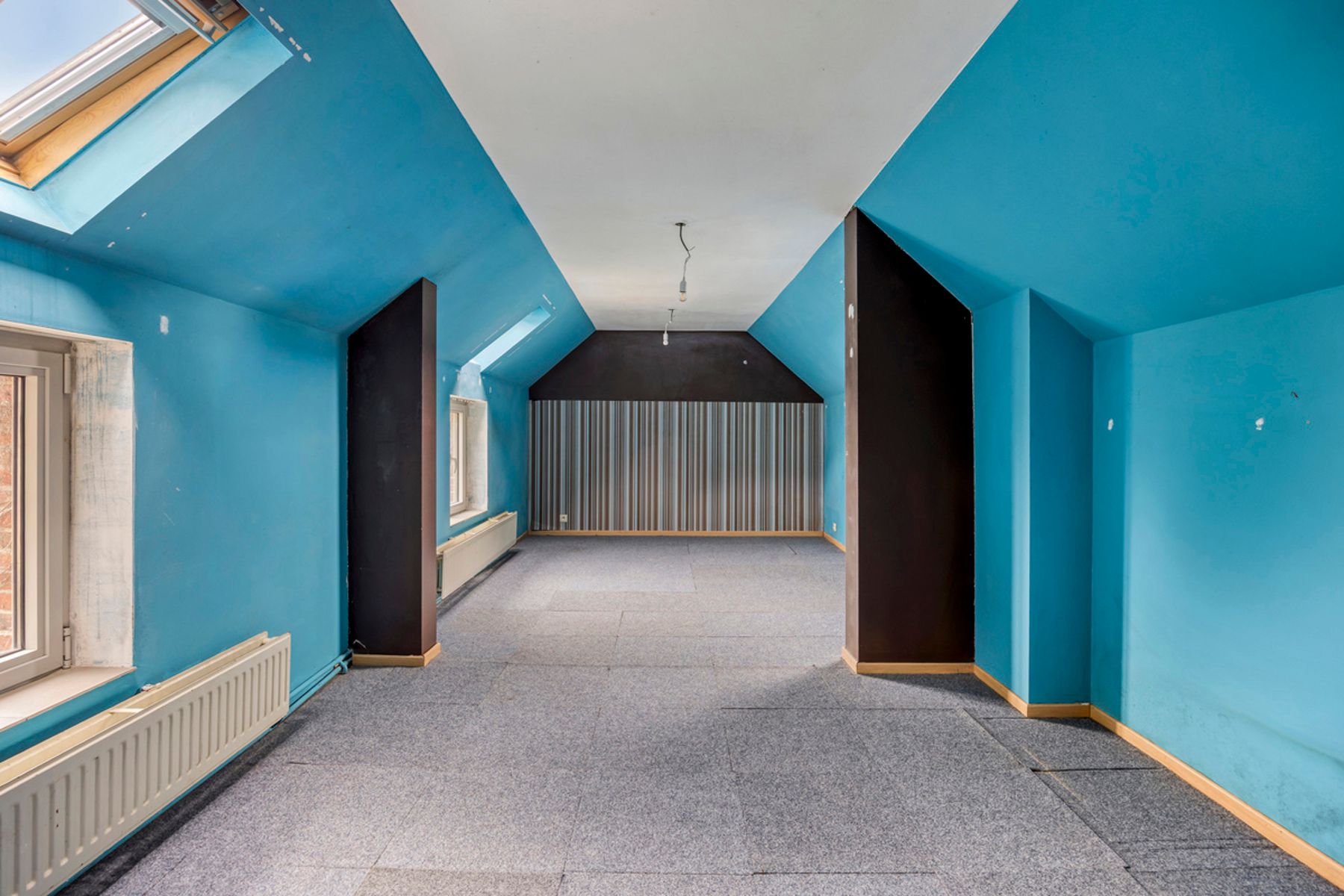 Ruim renovatieproject (226m²) met tuin aan kanaal foto 18