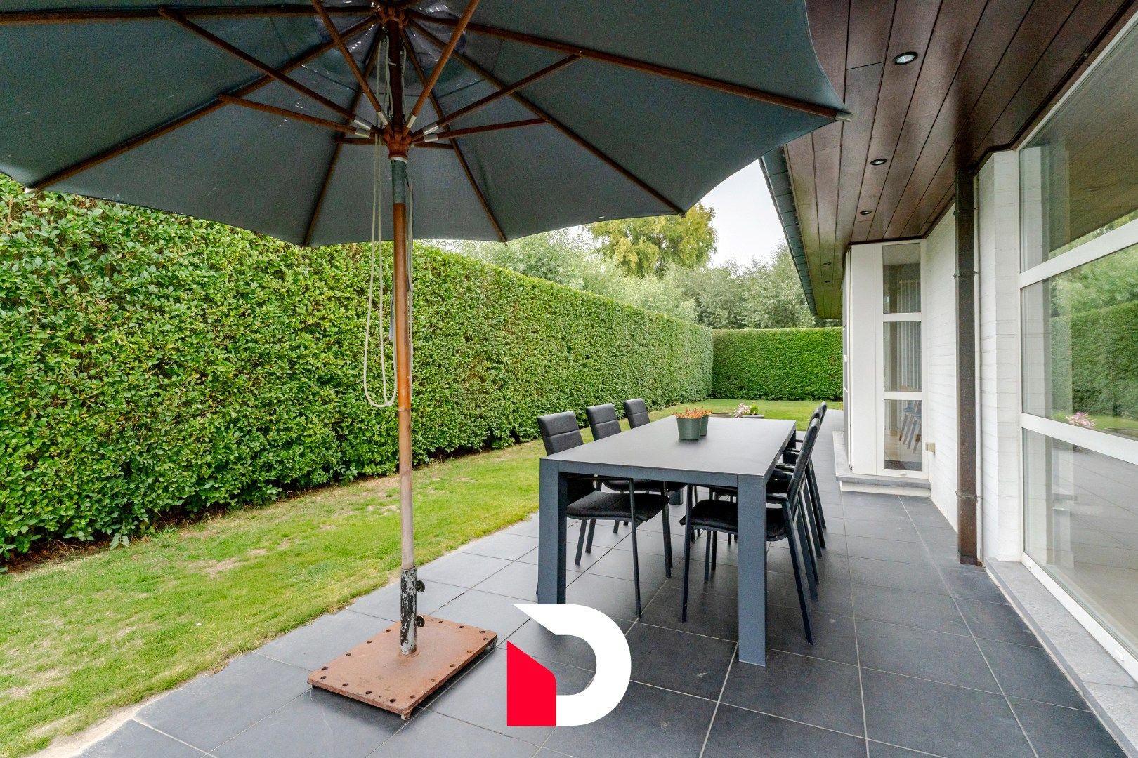 Vrijstaande woning met zwembad op een beheersbaar perceel met 4 slk.'ers  in kindvriendelijke woonwijk. foto 21