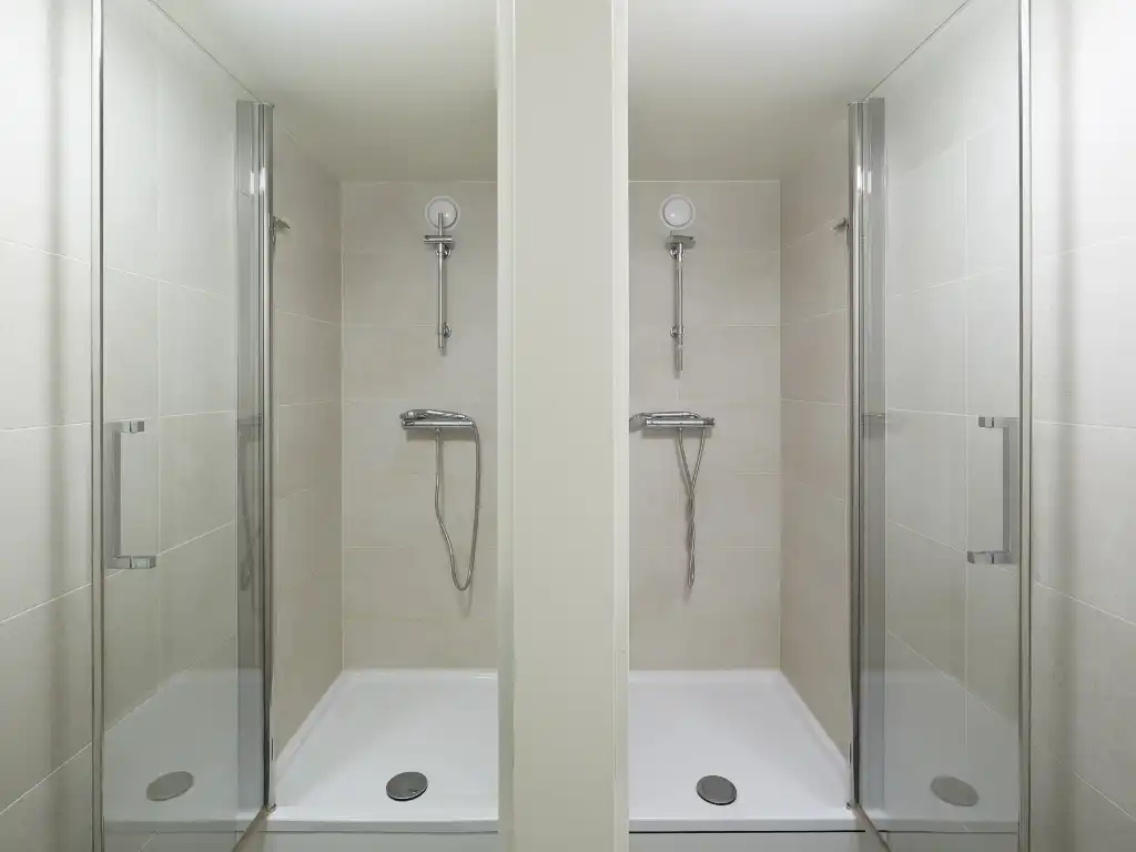 Handelspand gelegen achter een statige gevel op een vlot bereikbare locatie tegenover het Citadelpark. foto 12