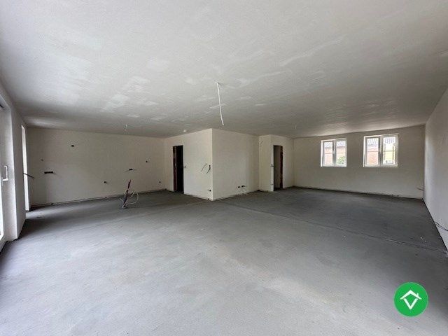 Halfopen nieuwbouwwoning met drie slaapkamers en carport in Moere foto 2