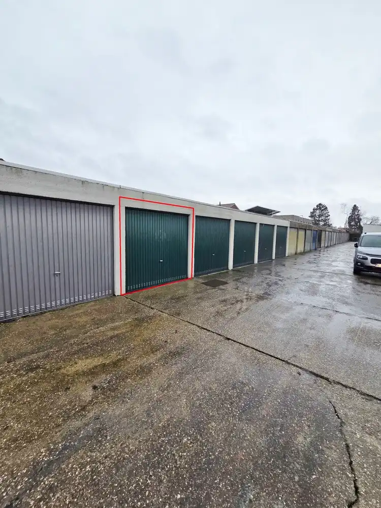 Garagebox in woonwijk foto 2