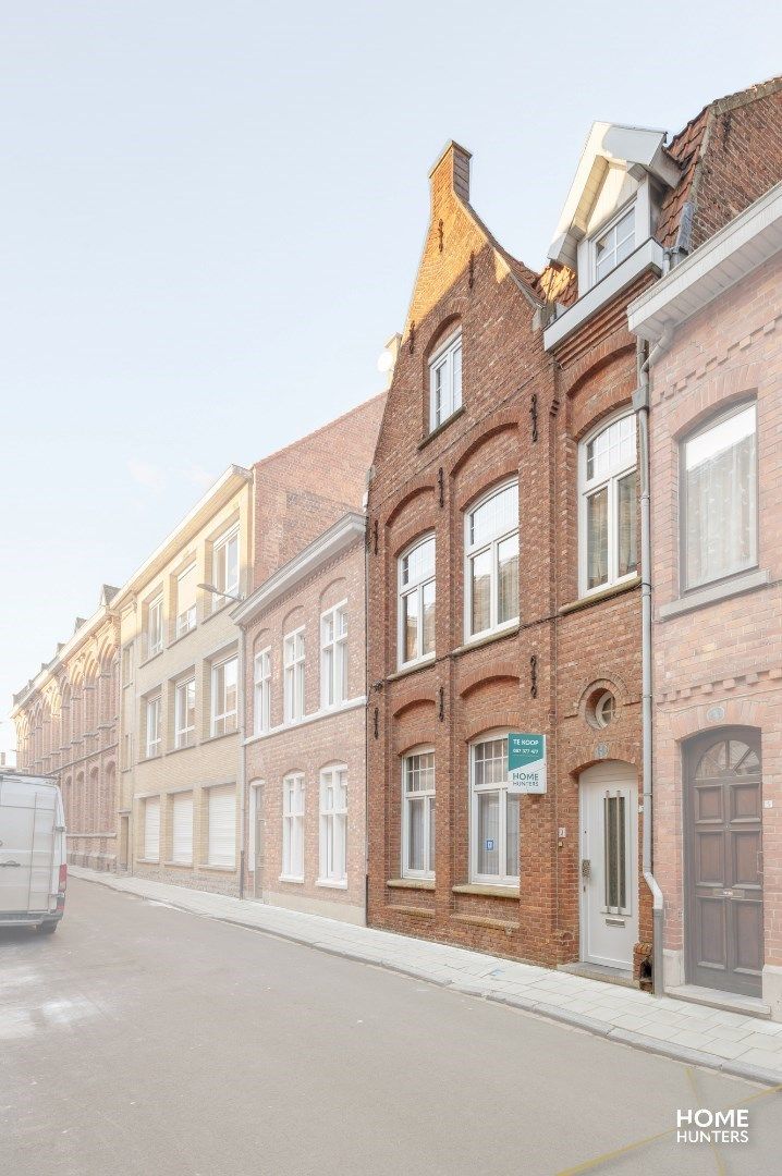 Herenwoning pal in het historische stadscentrum van Ieper met 4 slaapkamer en een stadskoer foto 2