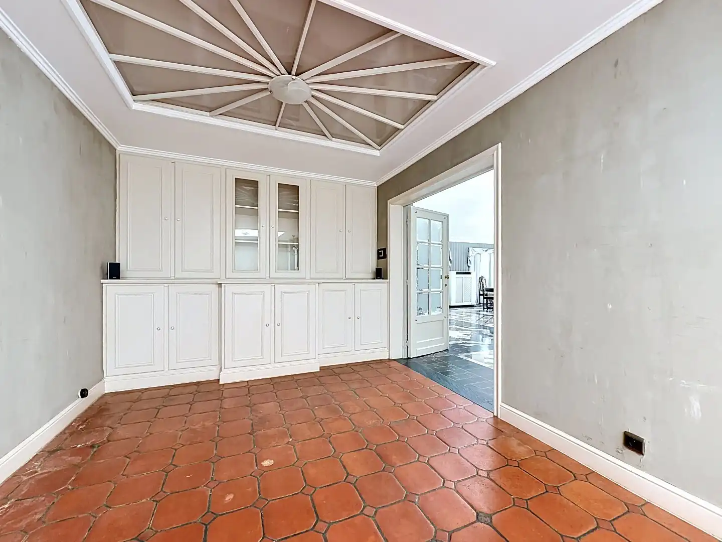 Exclusieve eigendom met handelsruimte, opbrengstappartementen en bouwgrond op toplocatie in Landen foto 13