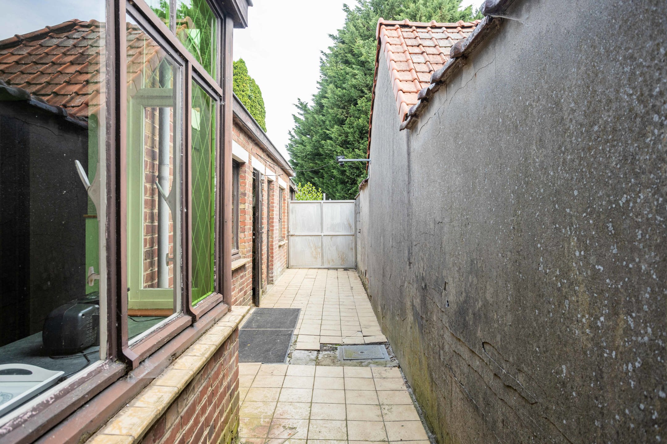 Te moderniseren eigendom met tuin en garage in de stadsrand foto 16