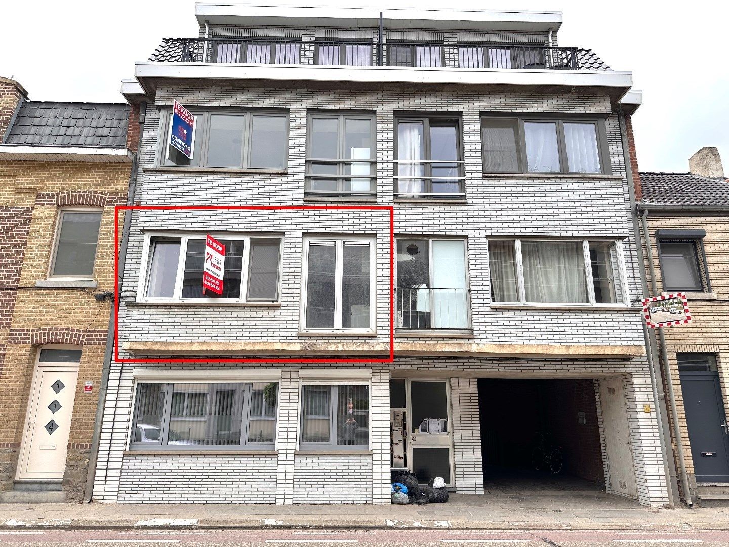 Te renoveren appartement met 2 slaapkamers en terras nabij het centrum van Tongeren foto {{pictureIndex}}