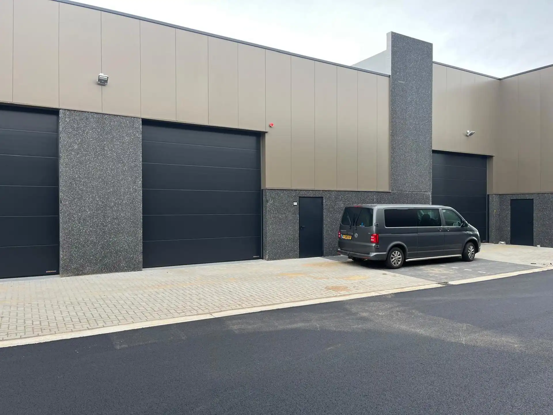 Instapklaar magazijn 216m² te Ranst foto 3