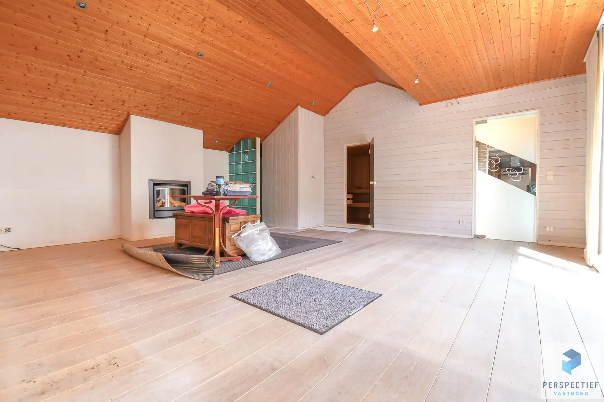 Unieke villa met dubbele garage en opslagplaats/ loods in rustige omgeving foto 10