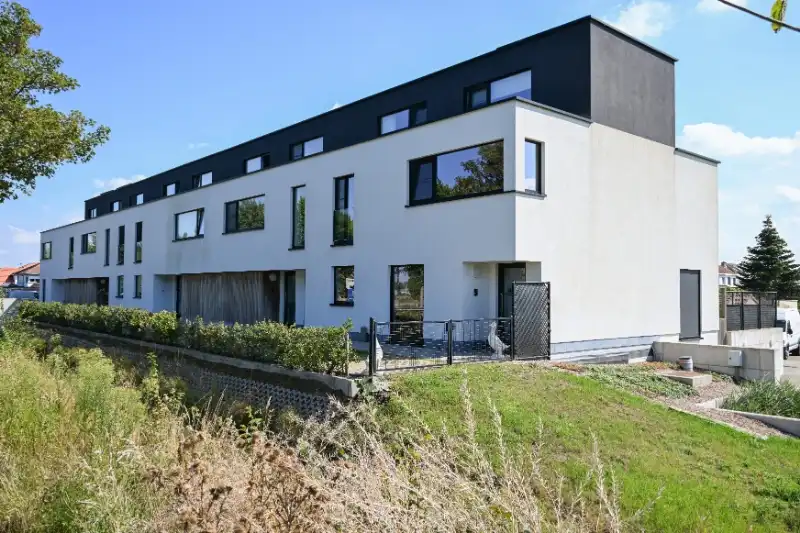 RECENTE ENERGIEZUINIGE RIJWONING MET 3 SLAAPKAMERS AAN DE VAART - FORT 9 foto {{pictureIndex}}