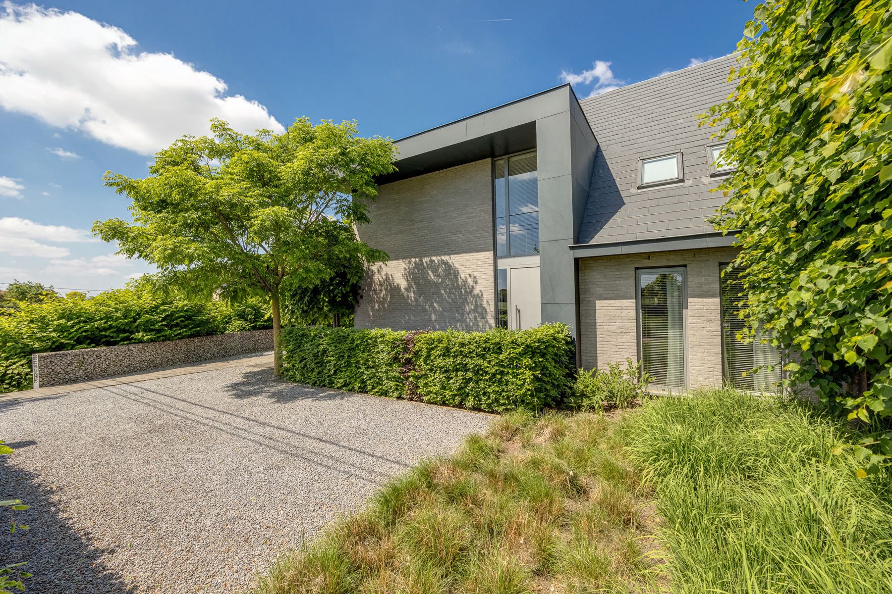 Ruime gezinswoning met 5 slk, verwarmd zwembad en tuin. foto 4