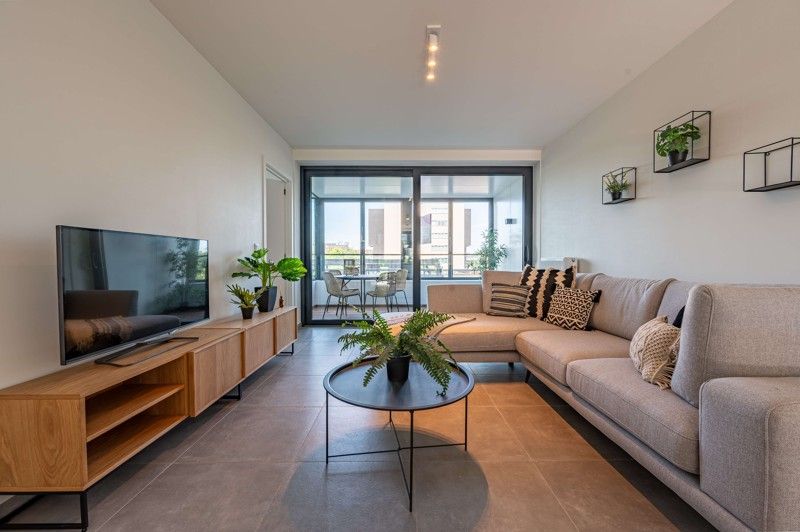 !LAATSTE KANS AANKOOP 6% BTW! Ruim 2 slaapkamer appartement in residentie DAC'ART Izegem. foto {{pictureIndex}}