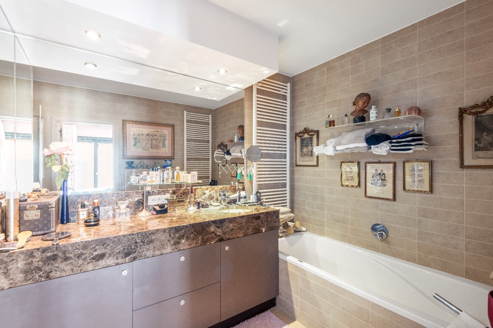 Ruim appartement (ca. 180m²) met een gevelbreedte van meer dan 13 meter, rustig gelegen, in het centrum tegenover de H. Hartkerk. foto 16