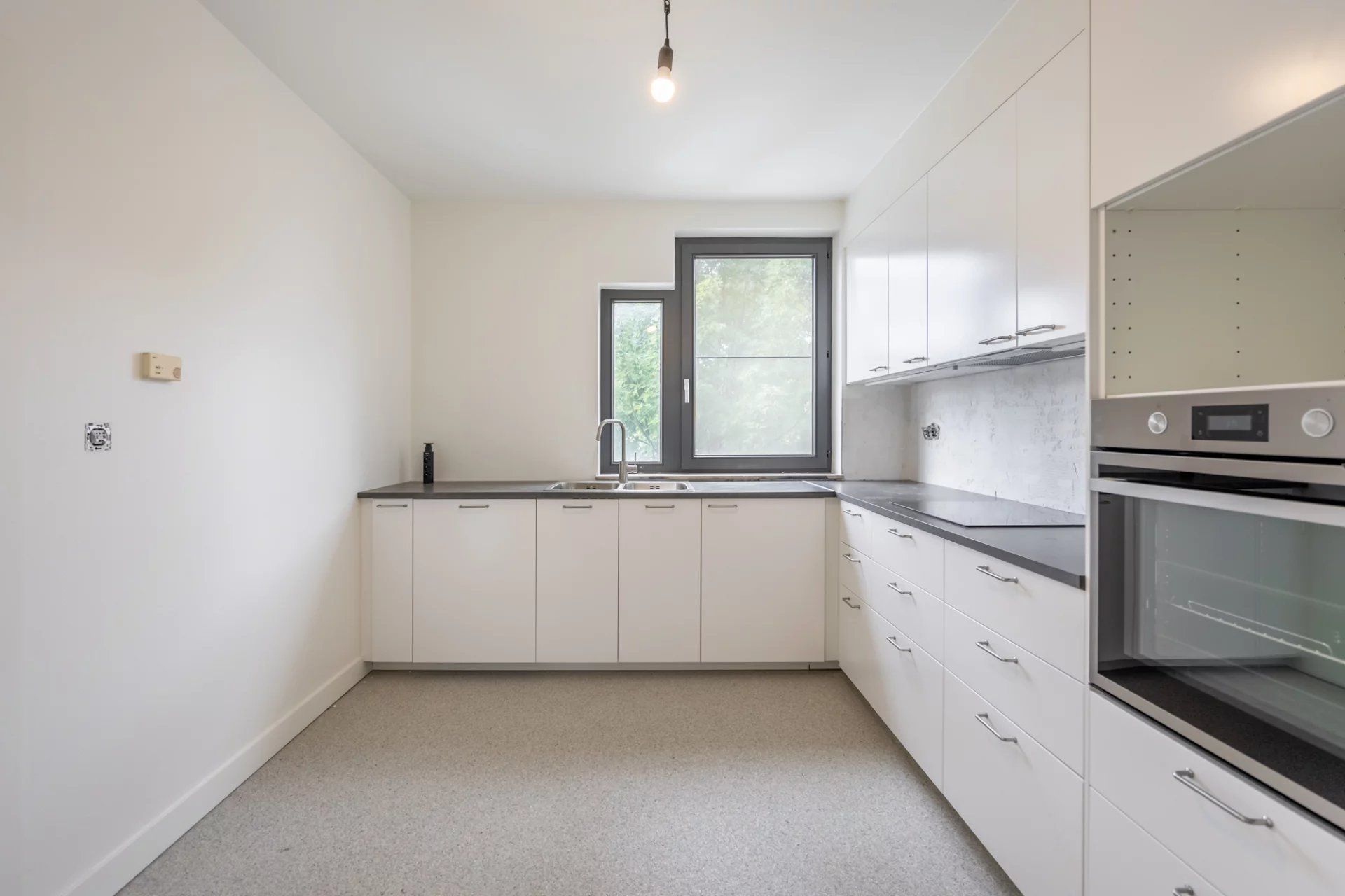 Vernieuwd appartement nabij centrum Genk foto 7