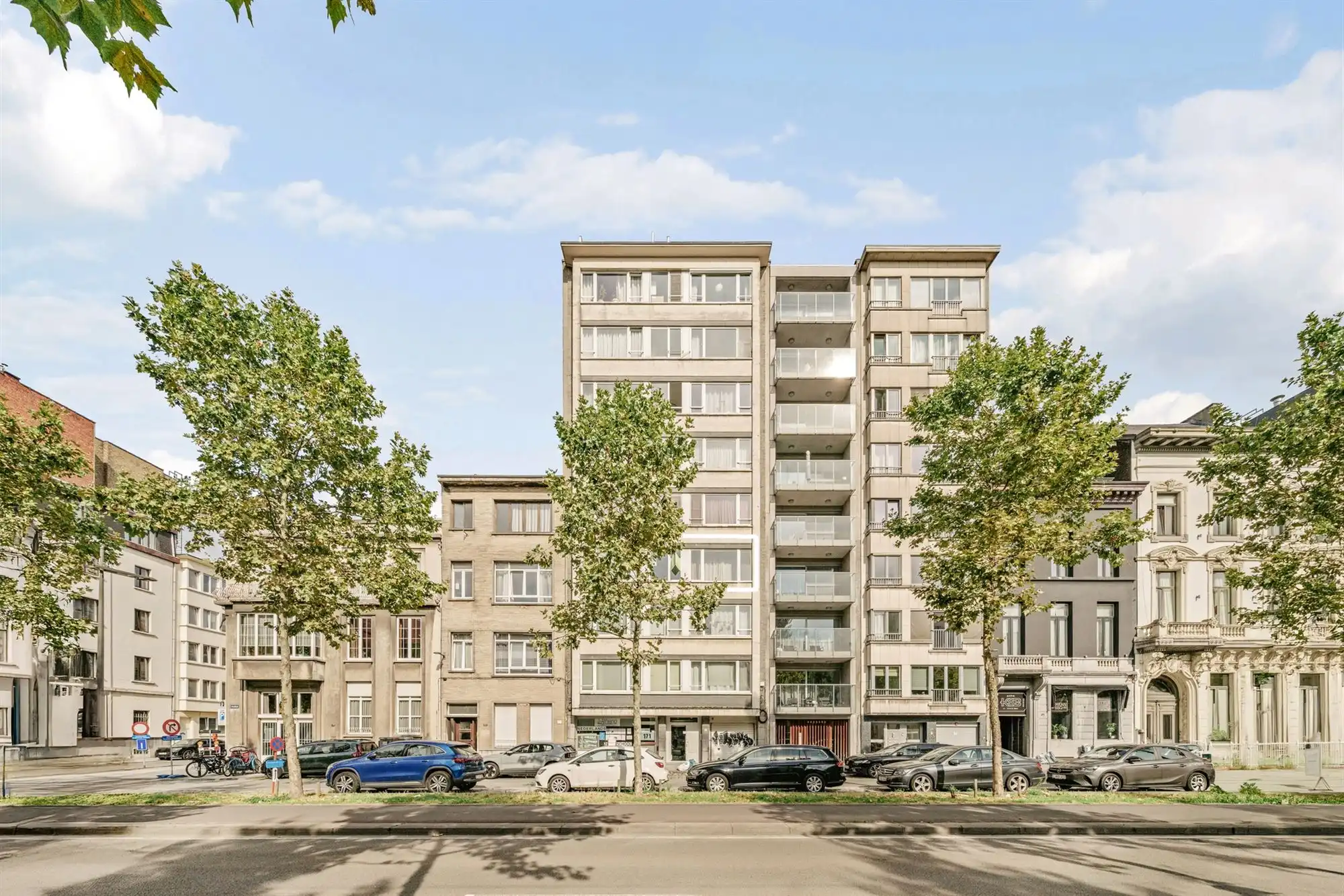 Stijlvol gerenoveerd stadsappartement met terras foto 2