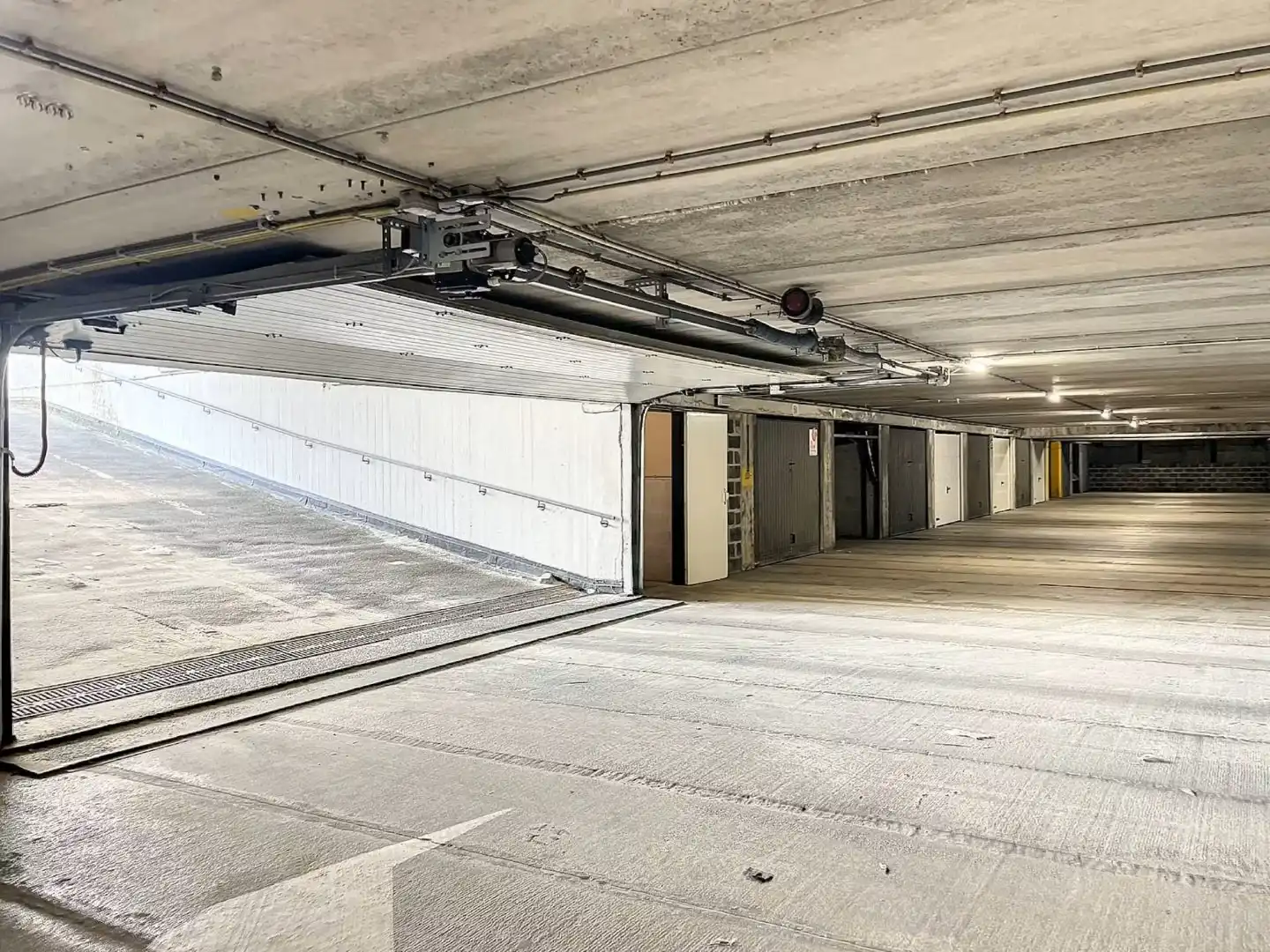 Centraal gelegen garage vlakbij de Zeedijk foto 5