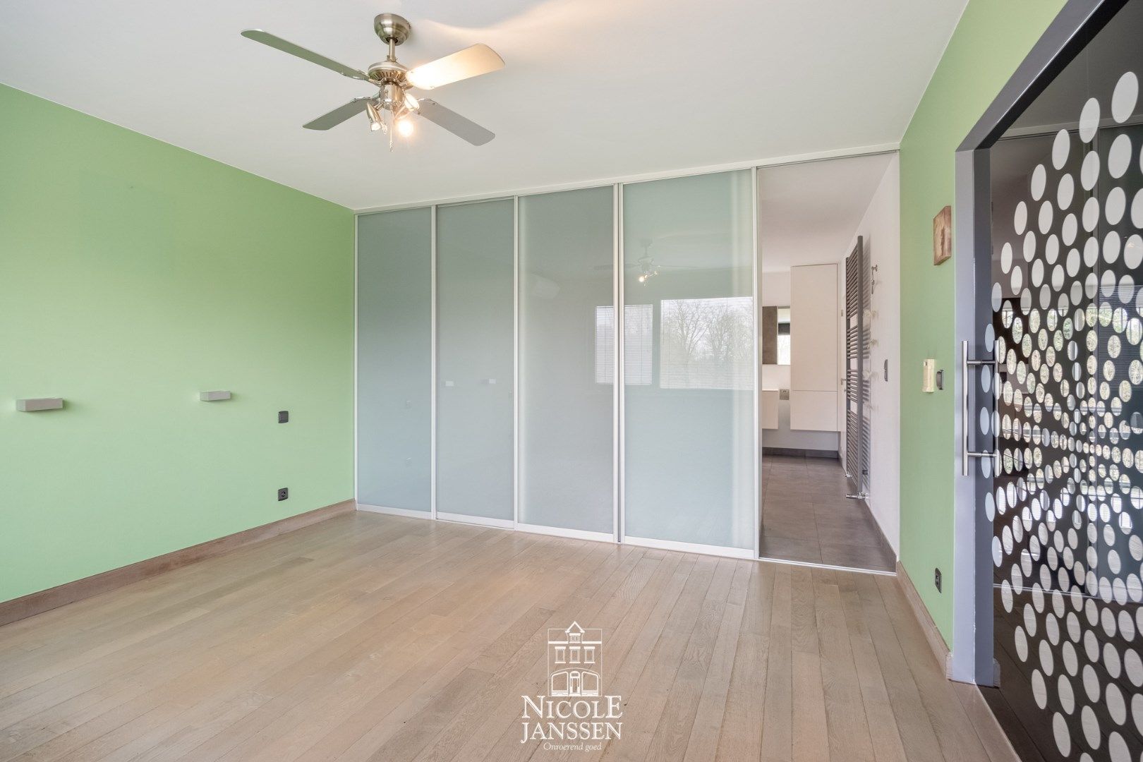 Zeer moderne en luchtige woning  foto 19