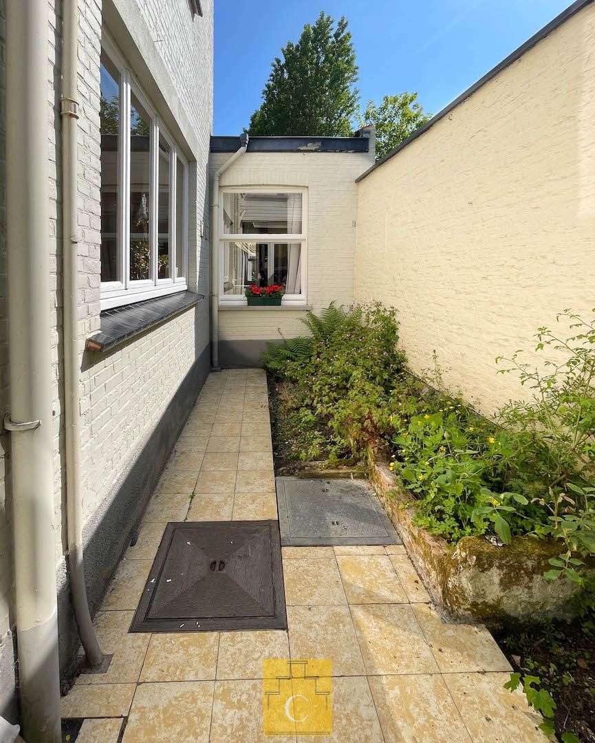 Karakterpand uit de late jaren ‘20 met zongerichte tuinpatio’s en authentiek achterhuis, onbetaalbaar uitzicht op een historische kloostertuin foto 11