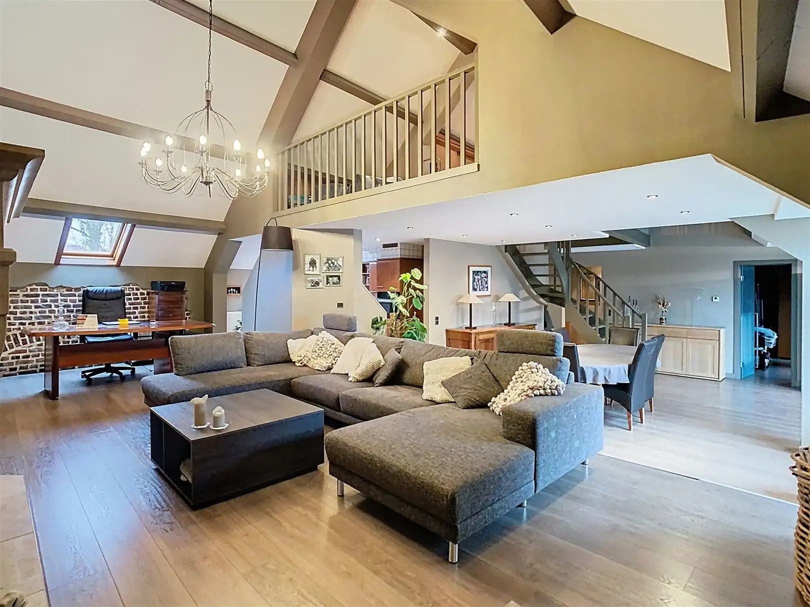 Gebouw met ruim 4 slaapkamer appartement en gelijkvloerse handelszaak foto 22