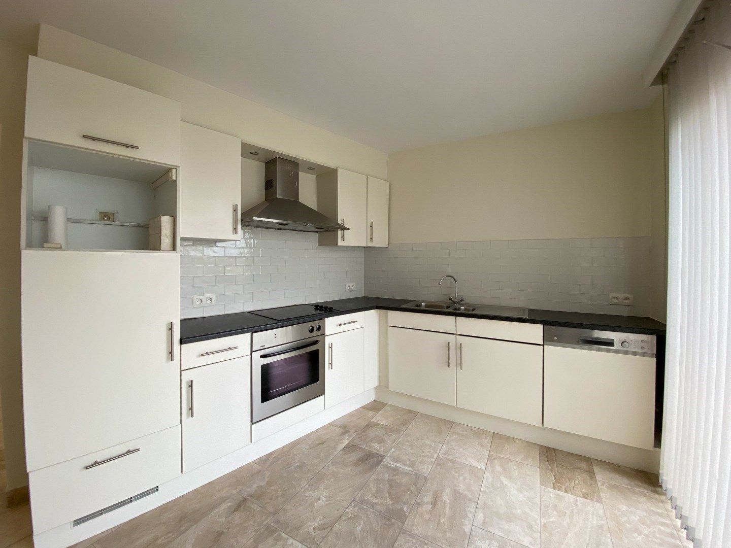 Ruim gelijkvloersappartement met 2 slaapkamers en garage. foto 6