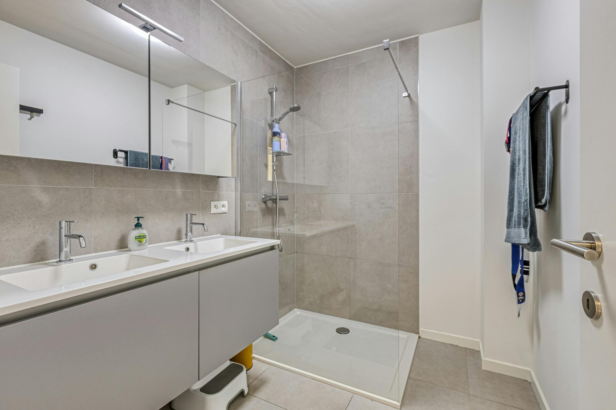 Lichtrijk & Luxueus gelijkvoersappartement in Genk foto 14