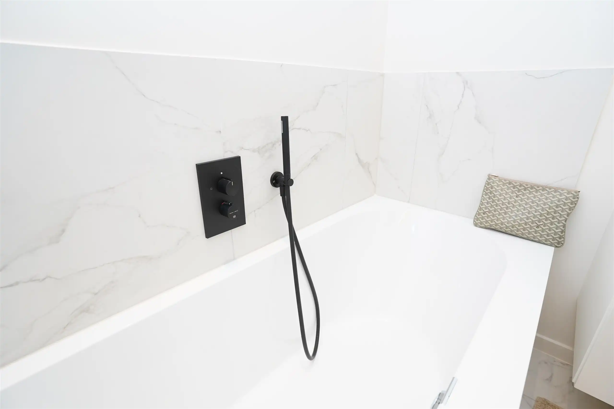 High-end  appartement met frontaal zicht op de Grote Markt met garage en extra staanplaats ! foto 22