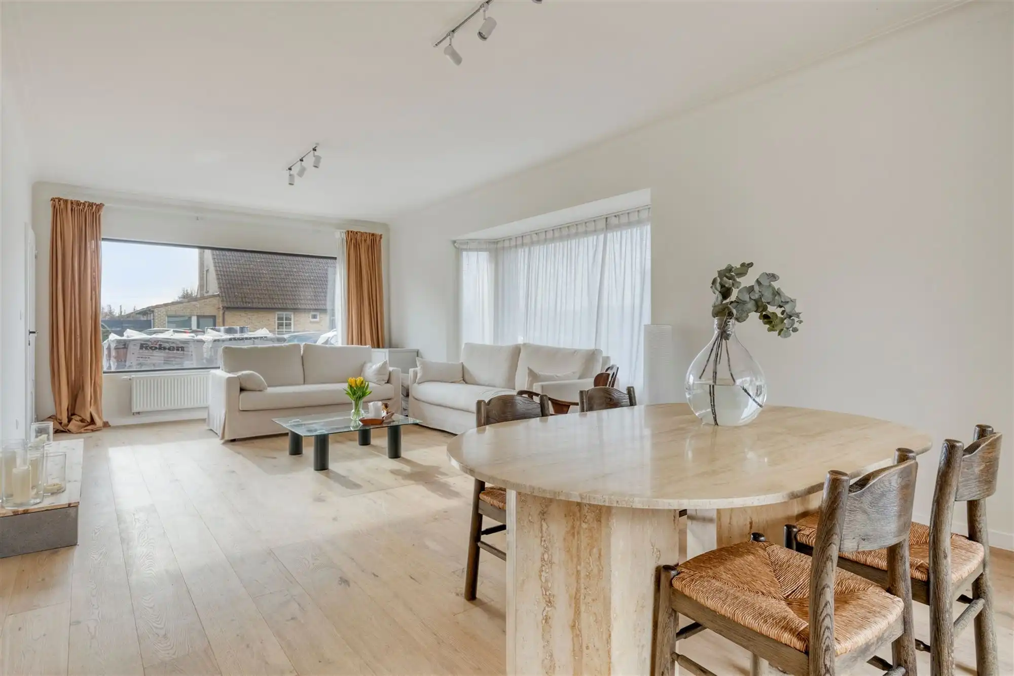 Karaktervolle halfopen bebouwing in rustige woonwijk foto {{pictureIndex}}