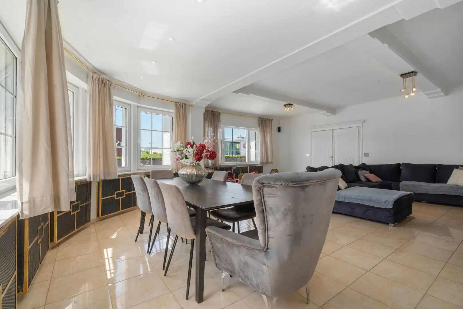 Stijlvolle villa met 5 slaapkamers op mooi perceel van 1325m² foto 4