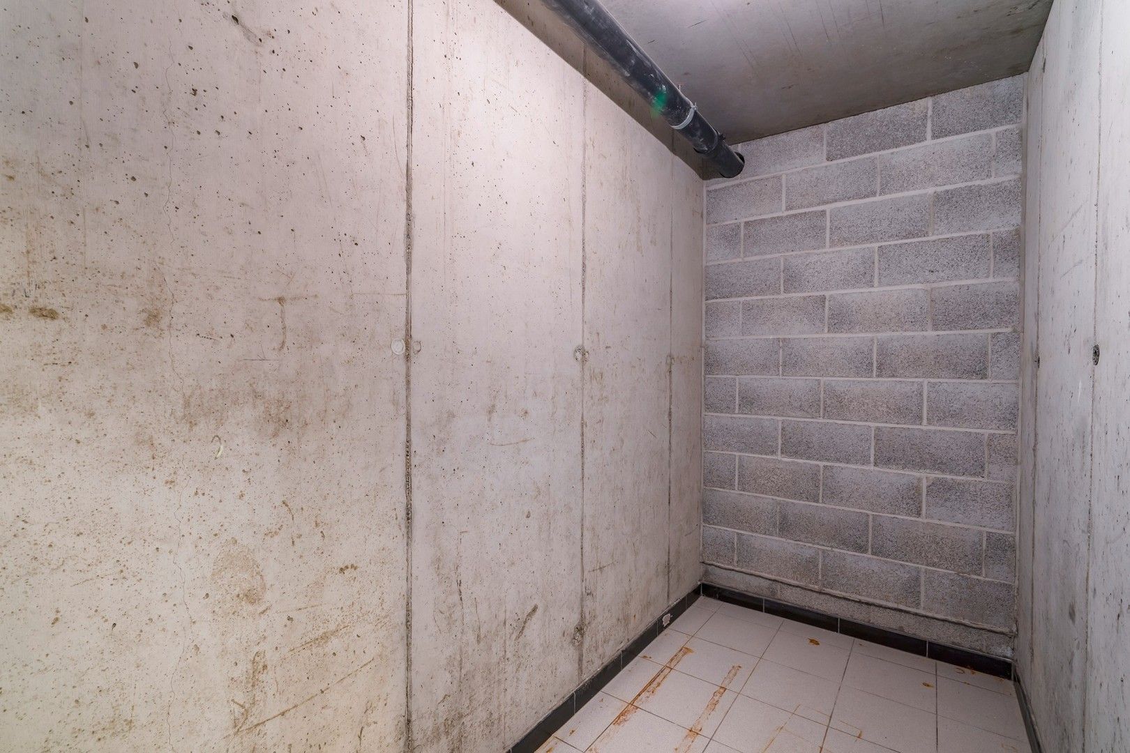 Instapklaar appartement met balkon gelegen in het woonerf 'Hof ter Bloemmolens' - achteraan zicht op de Handzamevaart foto 11