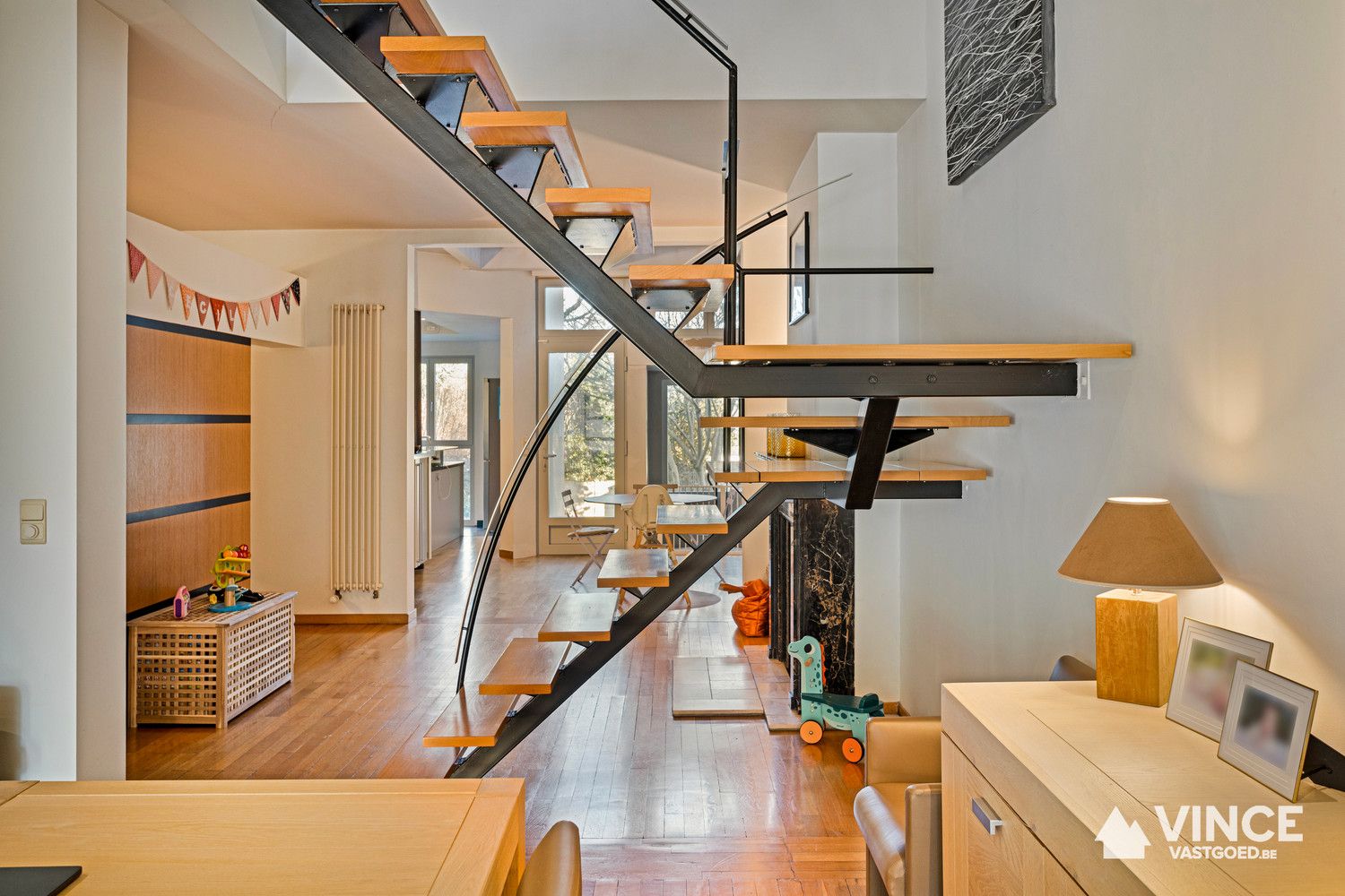 Prachtig huis met indrukwekkende elementen, ruime indeling en leuke tuin foto 15