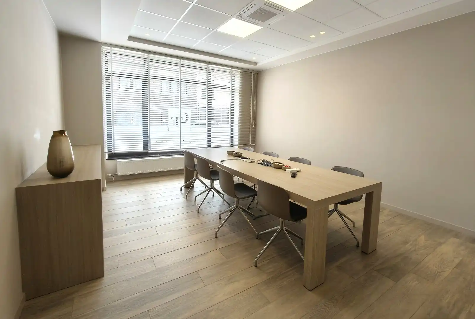 Modern en instapklaar kantoor (264 m²) in het centrum van Borgloon – inclusief 9 parkeerplaatsen foto 3