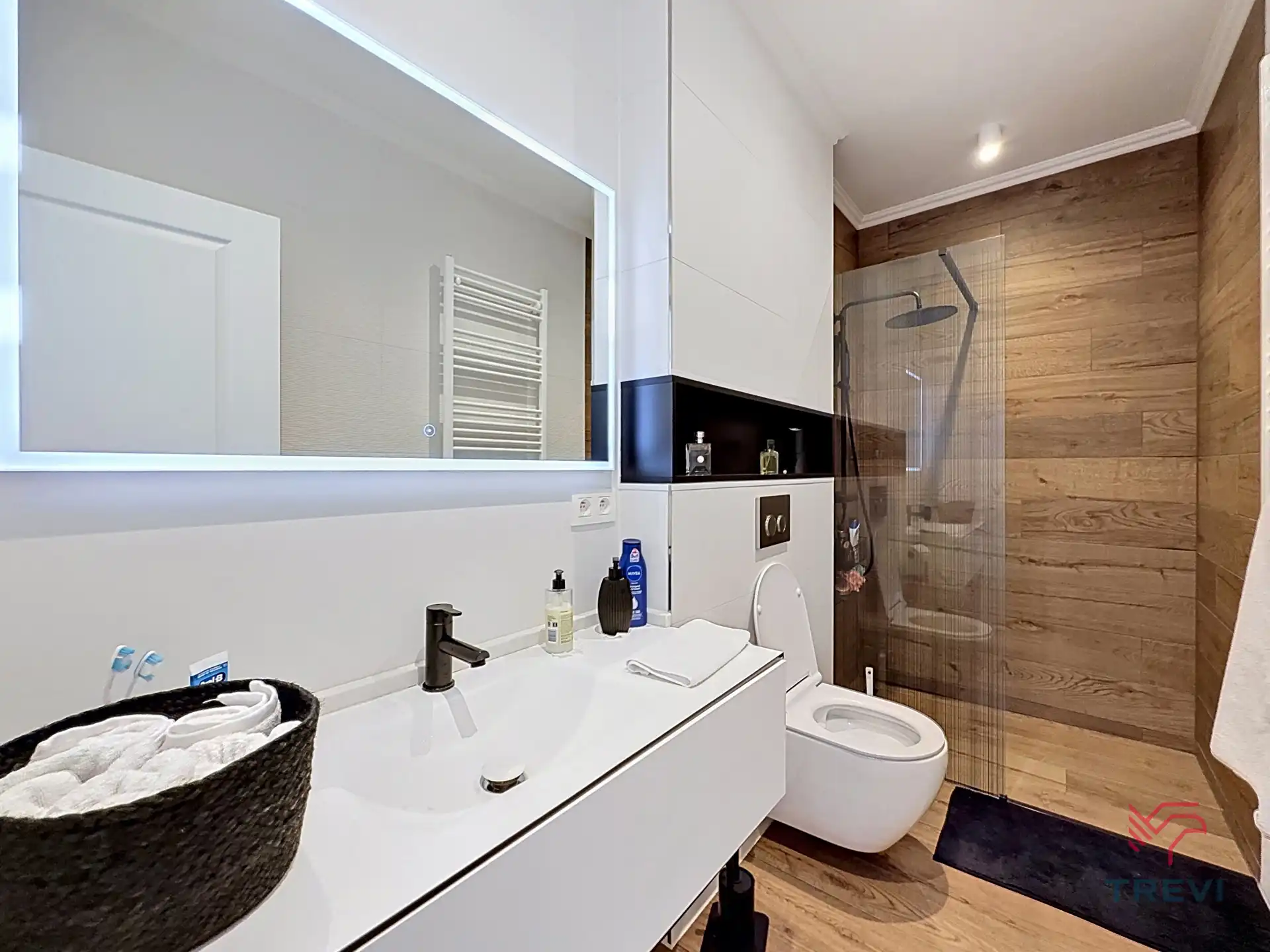 3-gevels huis met 4 slaapkamers en een tuin foto 8