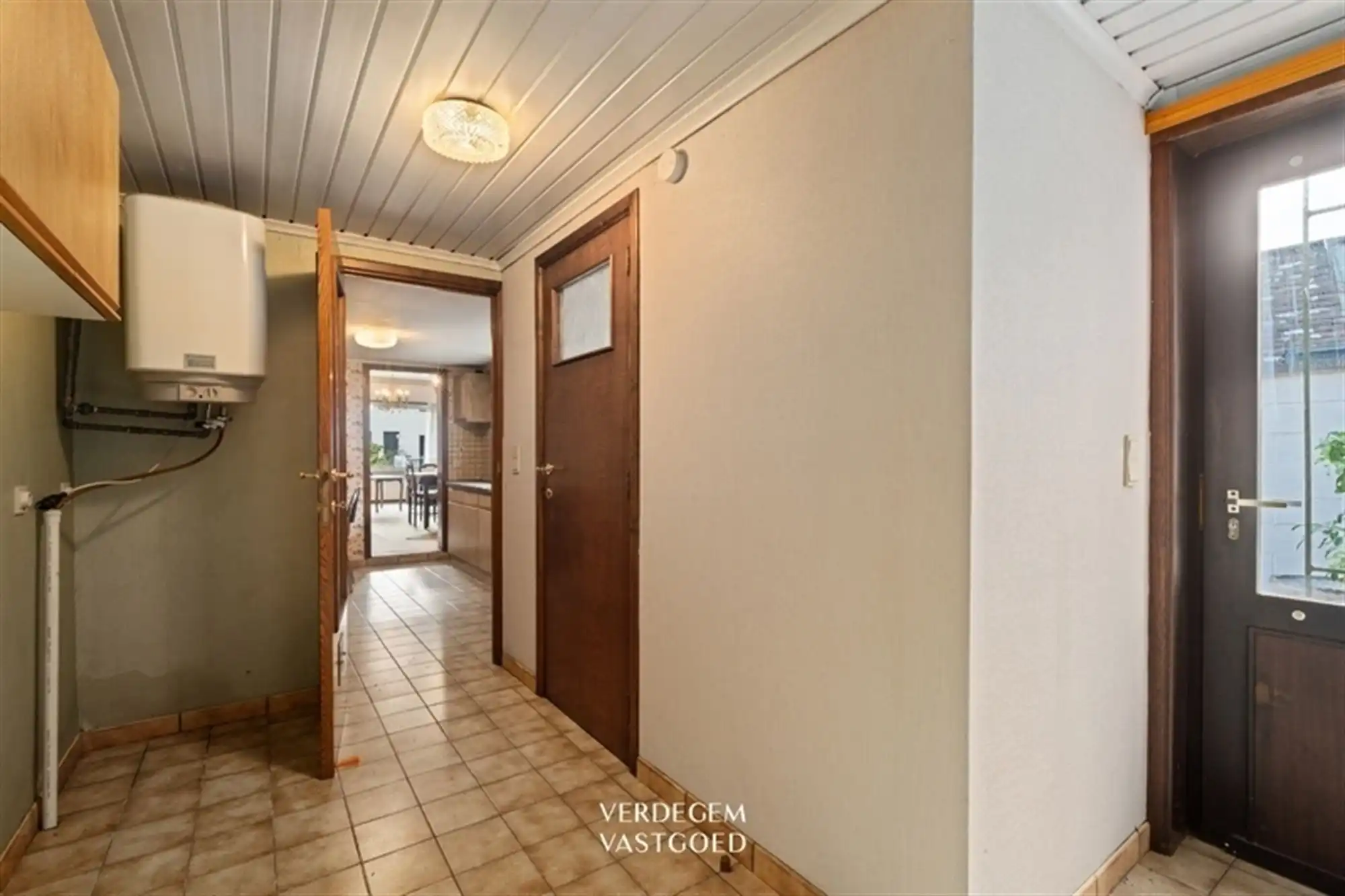 Halfopen woning met 2 slaapkamers, tuin en oprit naar achterliggende garage foto 8