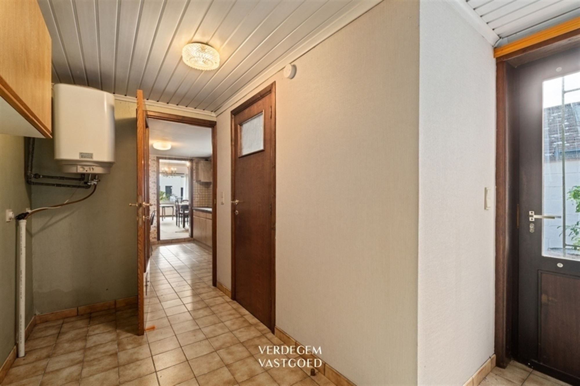 Halfopen woning met 2 slaapkamers, tuin en oprit naar achterliggende garage foto 8