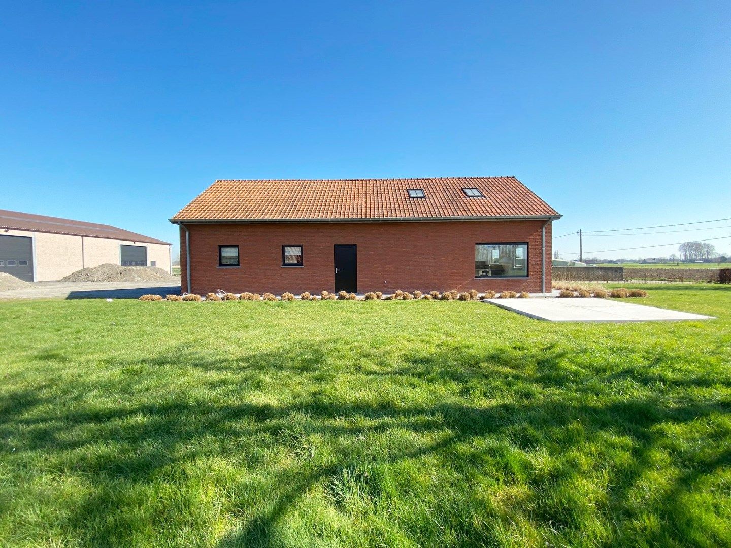 ALLEENSTAANDE WONING MET 1 SLPK EN LANDELIJKE VERZICHTEN IN POEKE foto 1