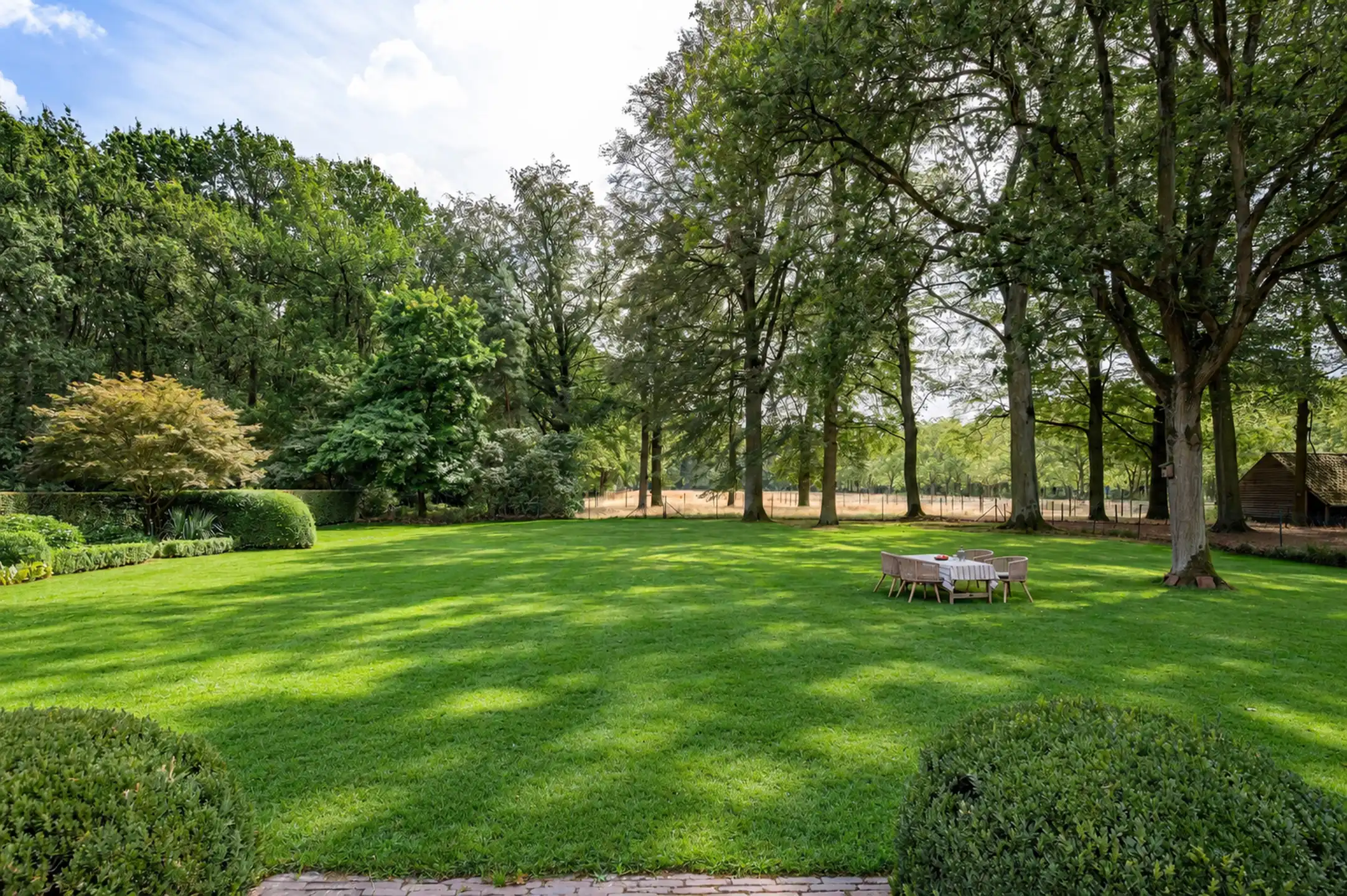 Hoofdfoto van de publicatie: Op ca. 12 hectare: karaktervol landhuis met diverse bijgebouwen én dit in een waardevol cultuurhistorisch kader
