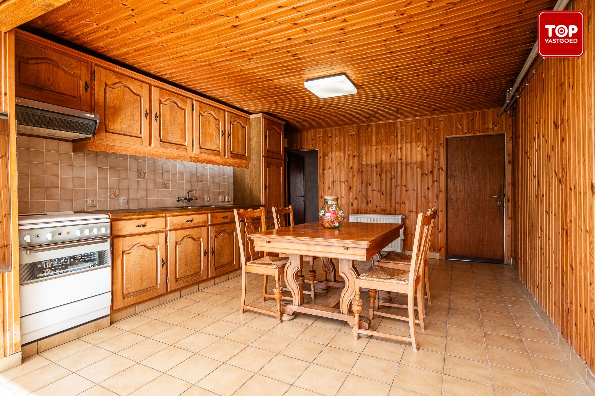 Totaal te renoveren woning met 4 slaapkamers en leuke tuin. foto 9