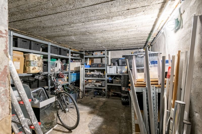 Recent gerenoveerde woning met ruime garage foto 21