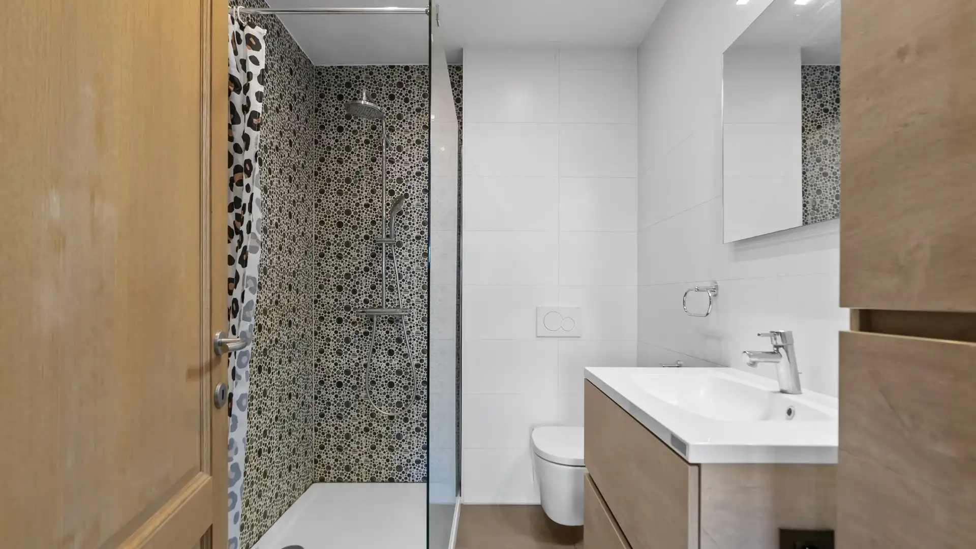 Wonen boven je zaak? Ontdek deze instapklare opportuniteit in het hart van Maasmechelen foto 27