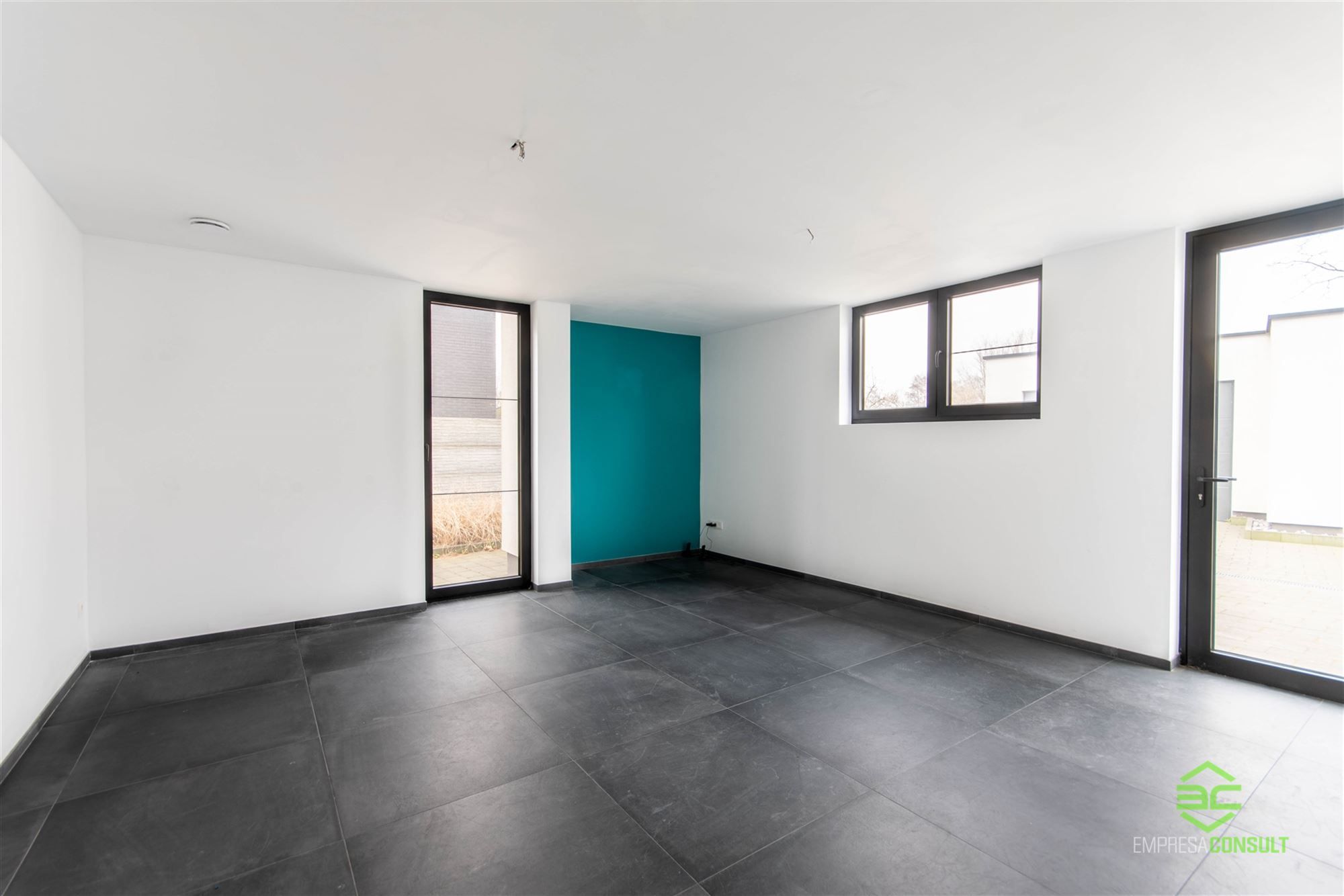 Toonzaal met appartement en 2 ruime garages op een topligging! foto 9