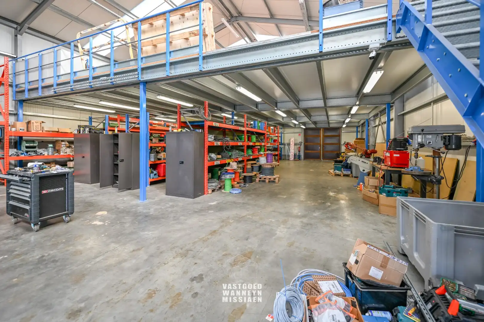 Loods met laadkade, geïntegreerd kantoor en conciërgewoning op 1124 m² foto 8