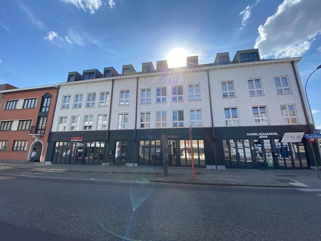 RUIM (131m²) INSTAPKLAAR  APPARTEMENT MET 2 SLAAPKAMERS, TERRAS, ONDERGRONDSE AUTOSTAANPLAATS EN KELDER foto {{pictureIndex}}