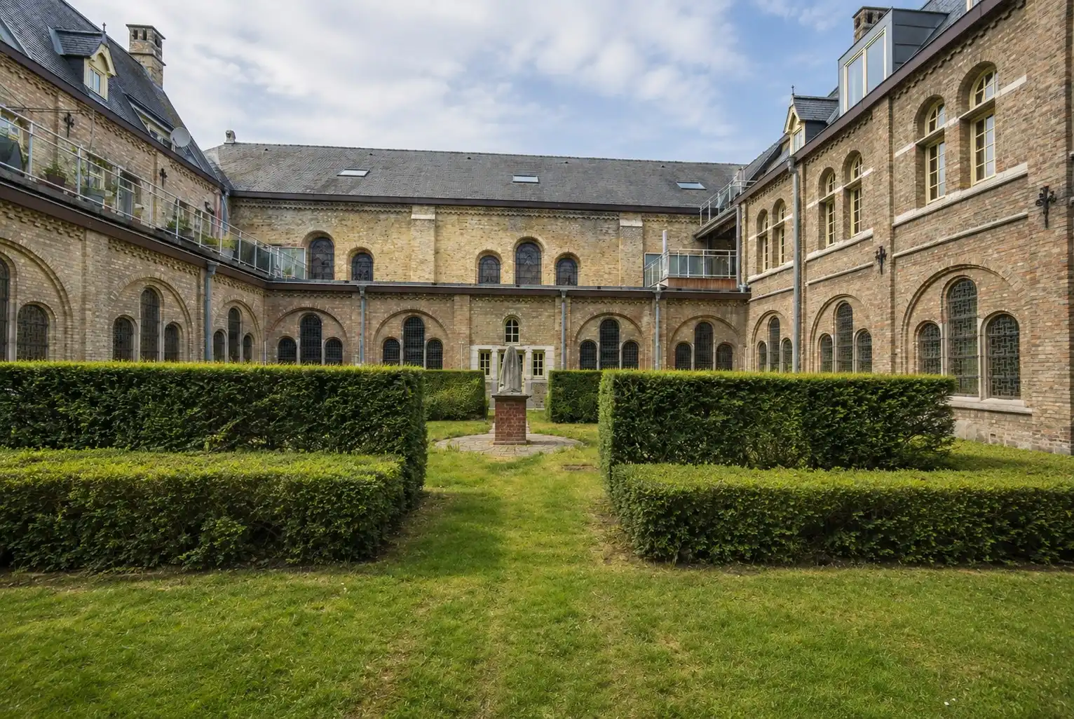 Charmant gelijkvloers appartement met tuin en parkeerplaats in hartje Ieper foto 9