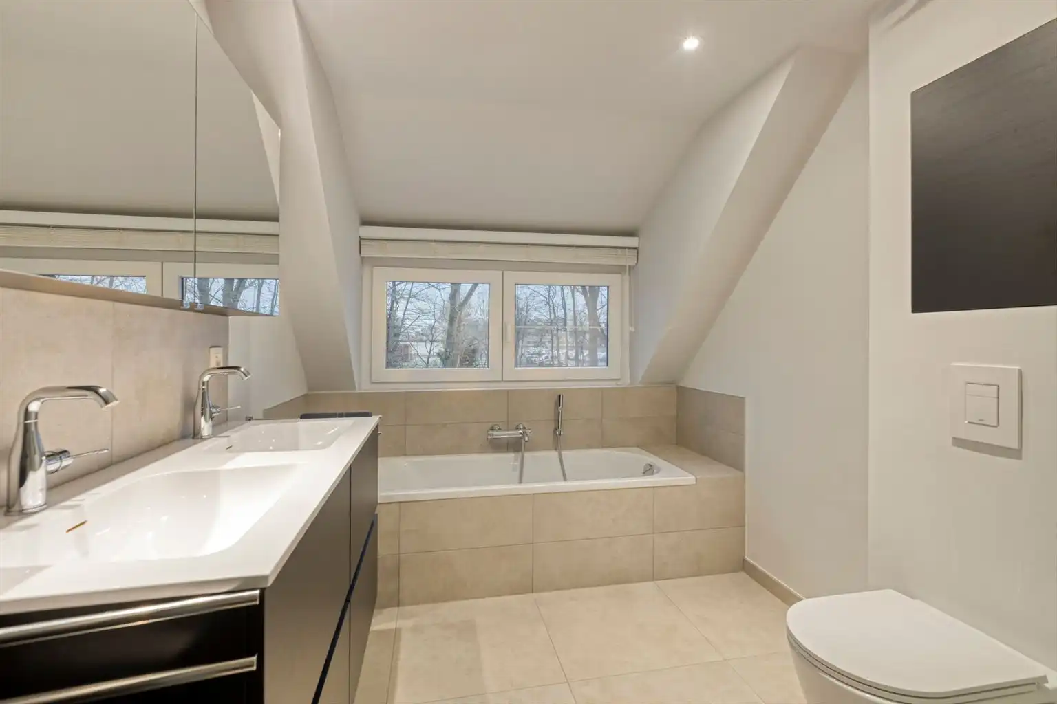 Vrijstaande woning met 3 slaapkamers, inpandige garage en een omheinde tuin, rustig gelegen nabij het centrum van Maaseik. foto 29