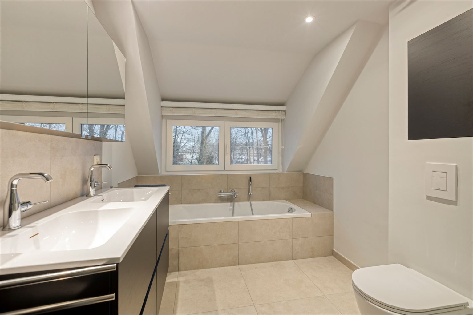 Vrijstaande woning met 3 slaapkamers, inpandige garage en een omheinde tuin, rustig gelegen nabij het centrum van Maaseik. foto 29